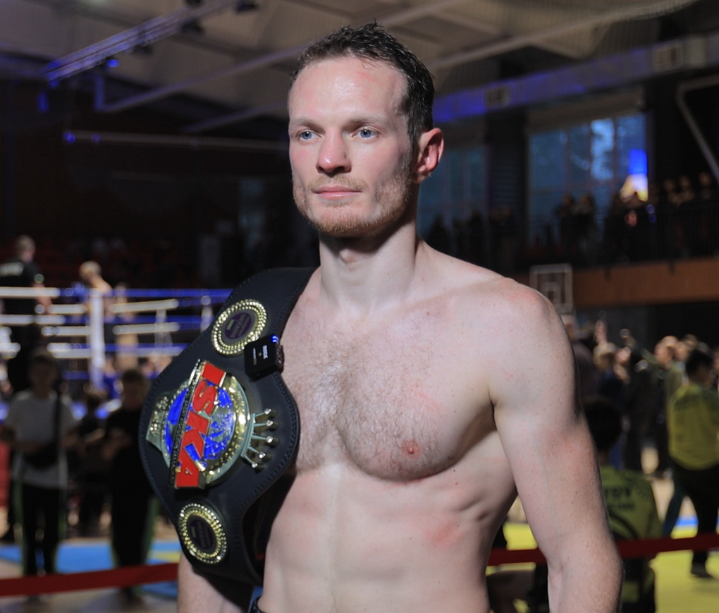 Кікбоксинг дає можливість відчувати себе в тонусі, випробовувати і дізнаватися, на що я здатен. Інтерв’ю з бучанцем Юрієм Корнєєвим, чемпіоном світу з кікбоксингу - зображення